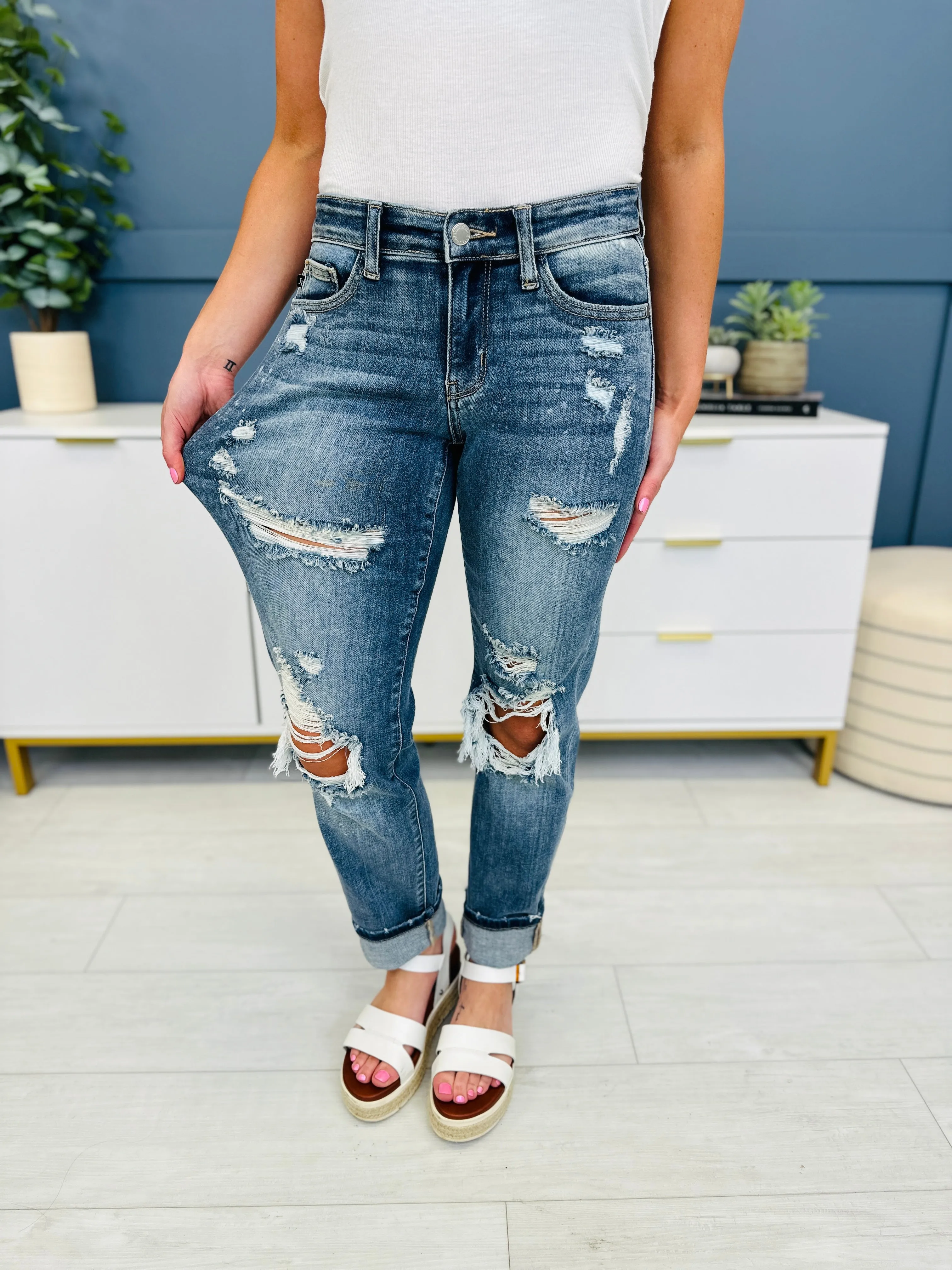 Judy Blue Somewhere On a Bleach Mid Rise Boyfriend Jeans in REG/CURVY