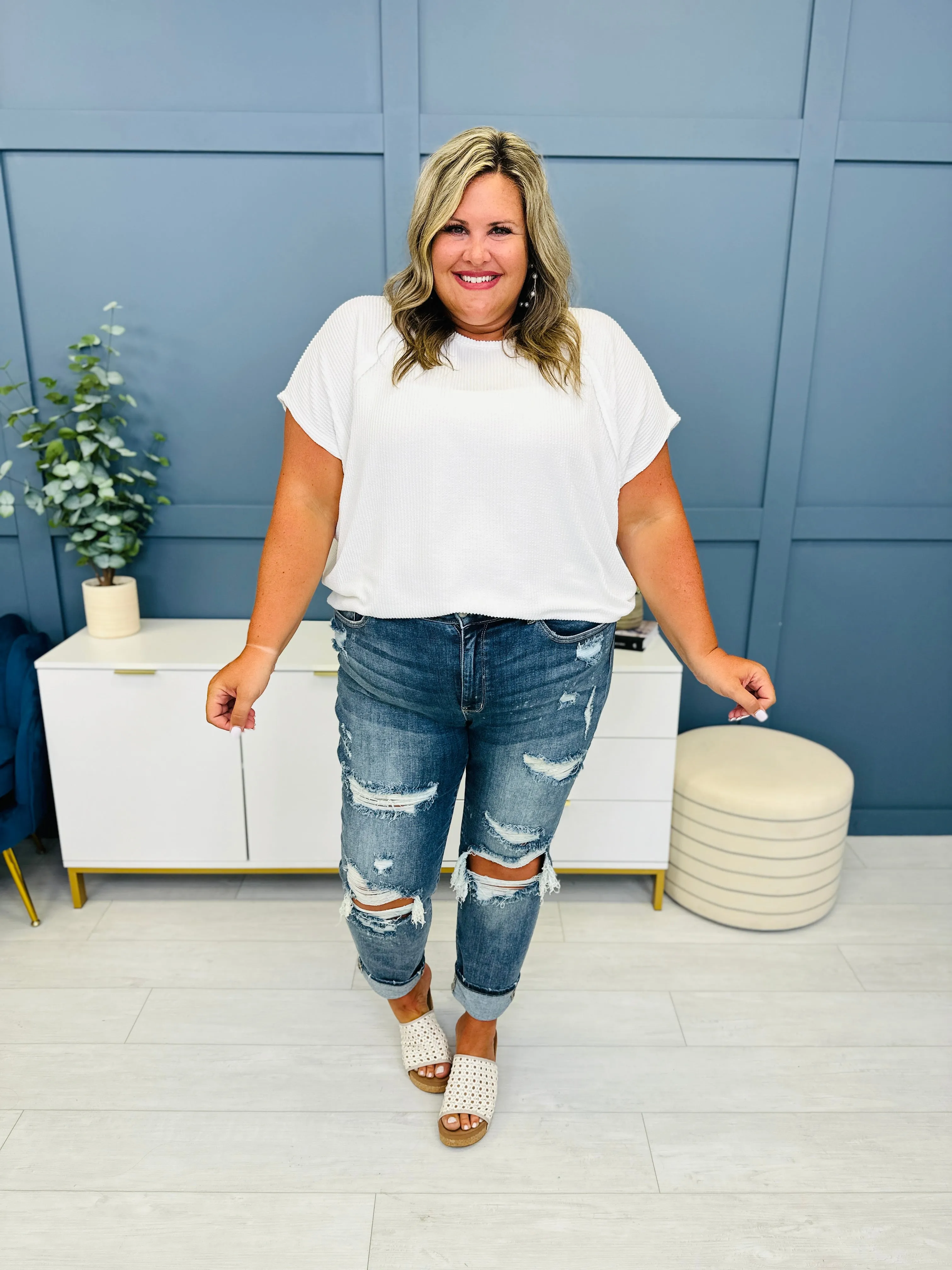 Judy Blue Somewhere On a Bleach Mid Rise Boyfriend Jeans in REG/CURVY