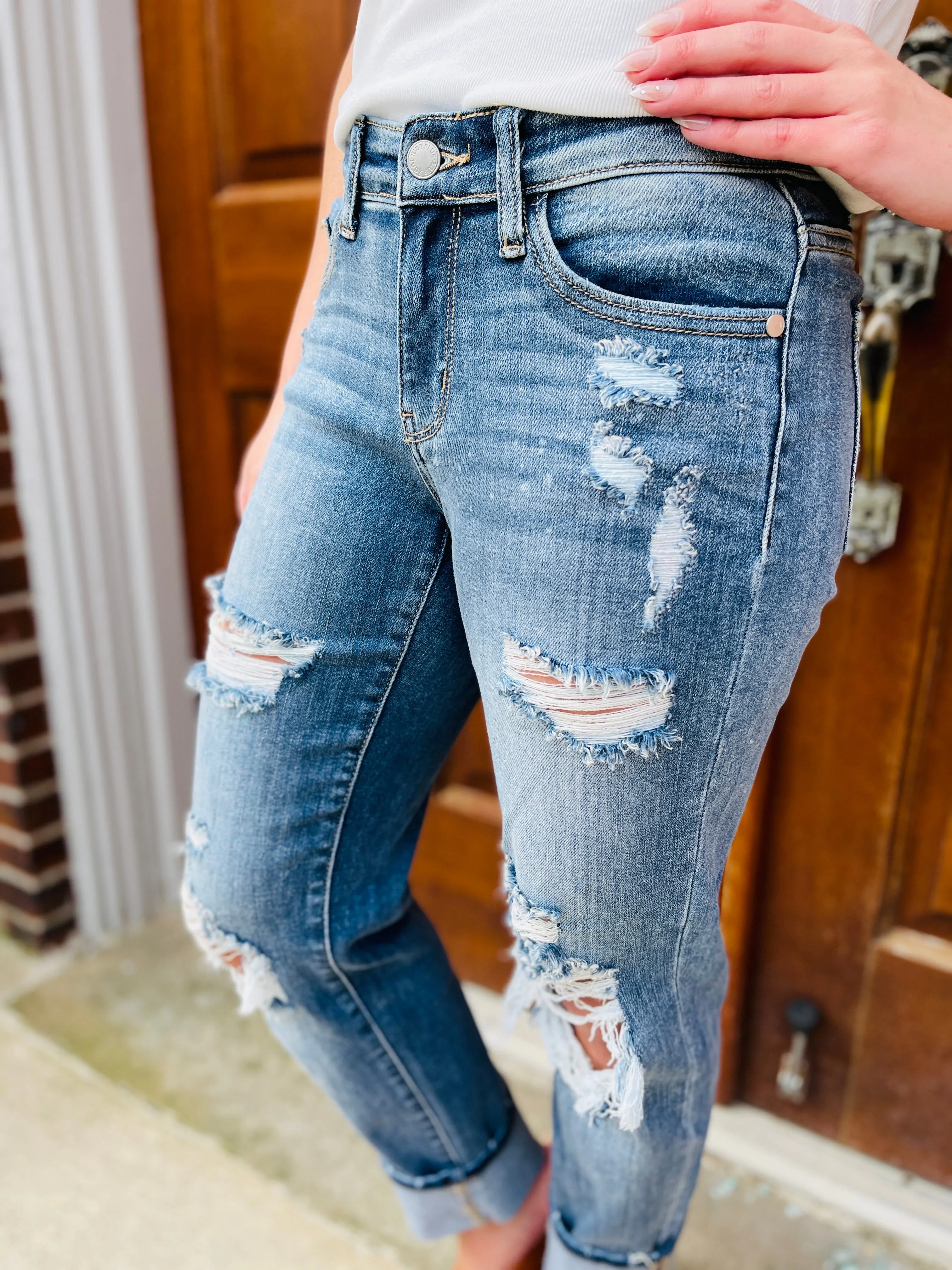 Judy Blue Somewhere On a Bleach Mid Rise Boyfriend Jeans in REG/CURVY