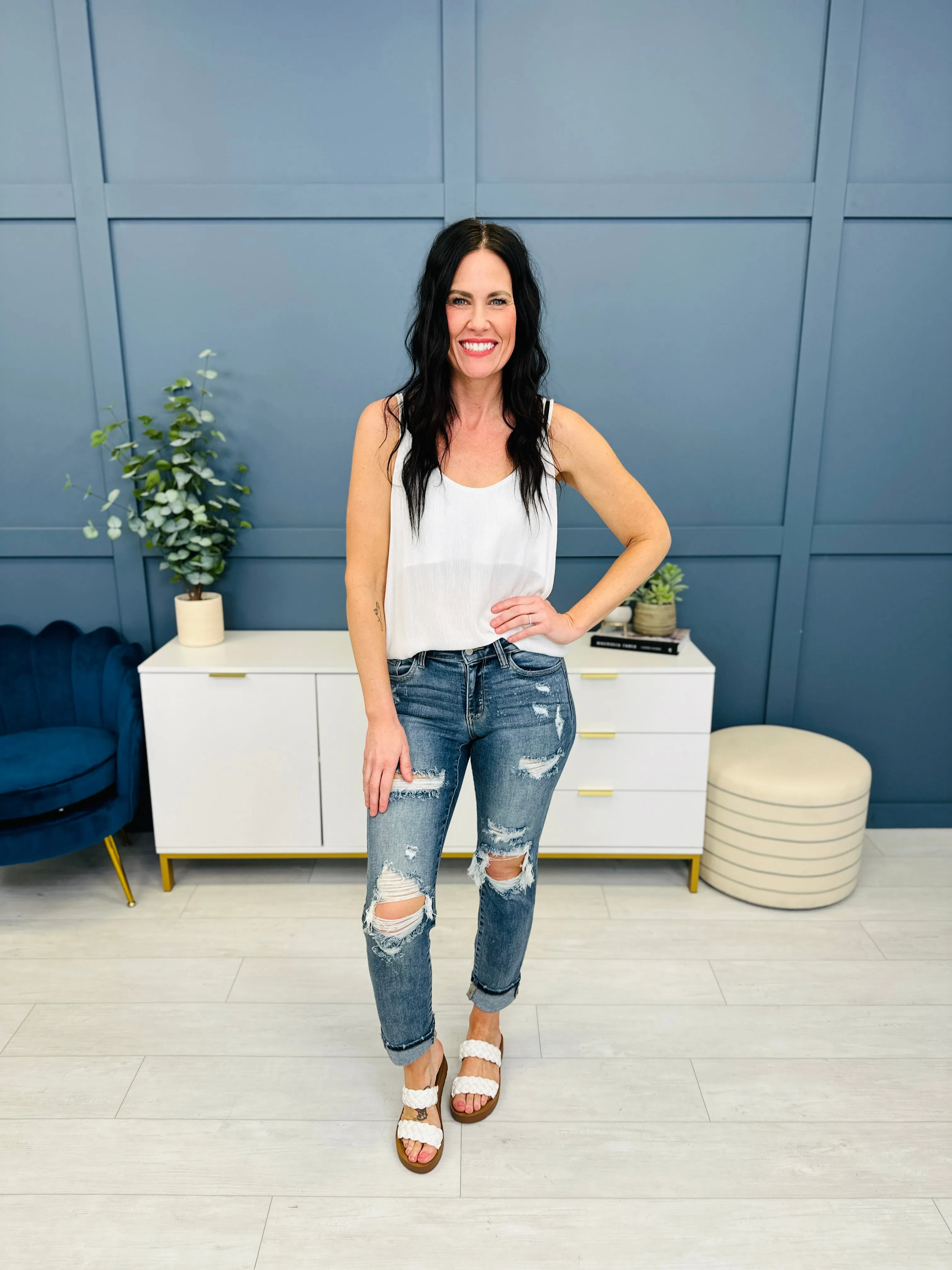 Judy Blue Somewhere On a Bleach Mid Rise Boyfriend Jeans in REG/CURVY